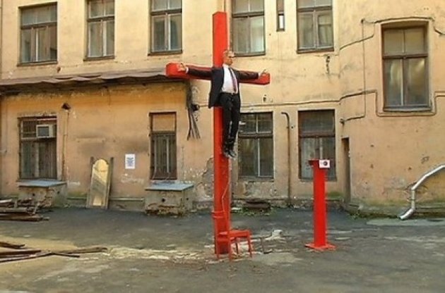 Из-за угроз в Риге убрали распятую статую Путина