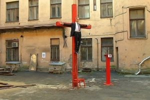 Через погрози у Ризі прибрали розіп'яту статую Путіна