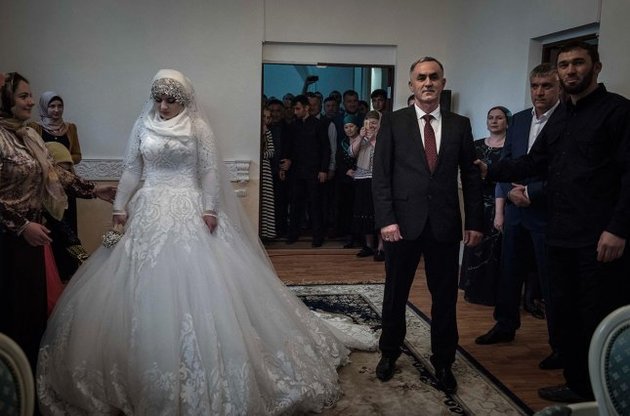 "Новая газета" остановила работу в Чечне из-за материала о свадьбе главы РОВД с несовершеннолетней