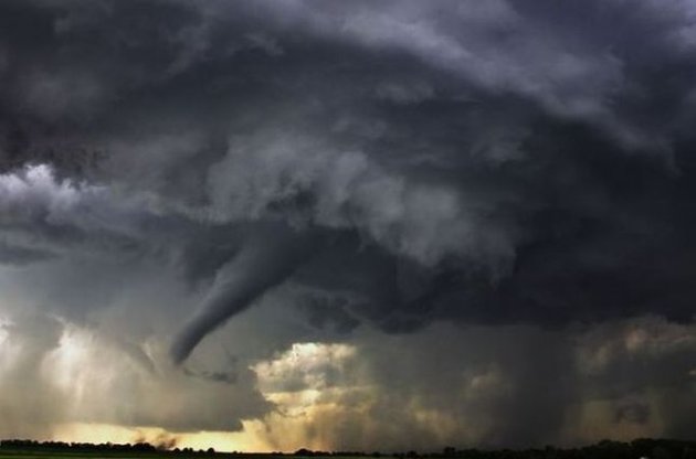 Торнадо частично разрушил девяносто домов