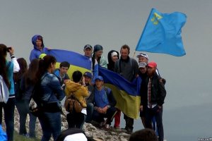 Кримські татари піднялися на Чатир-Даг з українськими прапорами