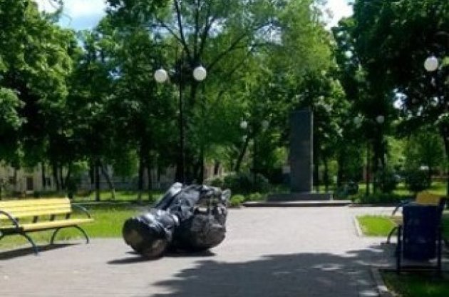 У Харкові пошкодили ще три пам'ятника радянським діячам