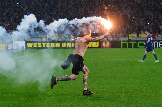 Болельщики выбежали на поле &quot;Олимпийского&quot; после выхода &quot;Днепра&quot; в финал.