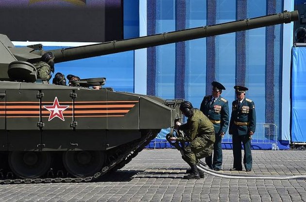 Танк Армата, якому не потрібні візи, заглох на Червоній площі