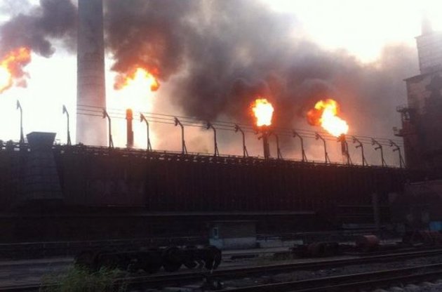 В соцмережах поширюються фото, на яких видно, як над коксохімом в Авдіївці піднімається хмара диму