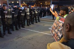 В Кливленде оправдание застрелившего двух афроамериканцев полицейского вылилось в протесты