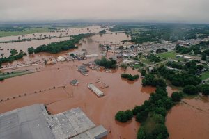 Наводнение в США: разрушенные мосты и размытые дороги