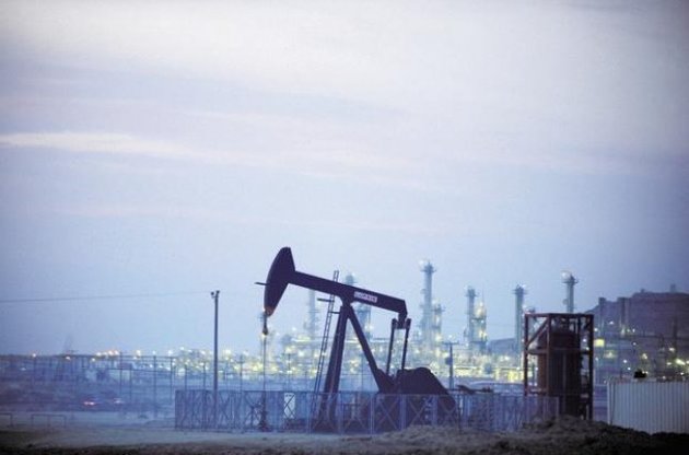 Нафта слабко дорожчає на повідомленнях про напруженість на Близькому Сході