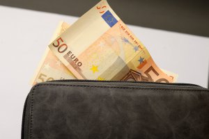 Реальна зарплата українців знизилася майже на 30%
