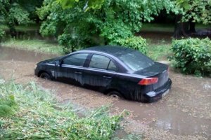 Буревій у Львові: затоплені вулиці та повалені дерева