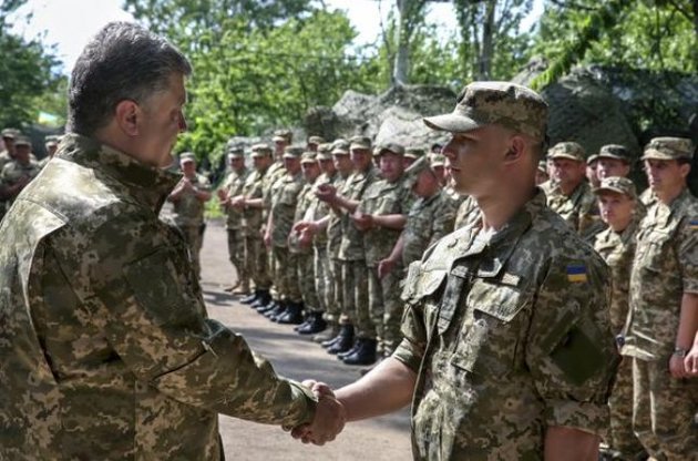Порошенко наградил военных, которые задержали спецназовцев ГРУ РФ
