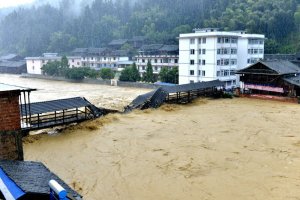 Масштабное наводнение в Китае: без жилья остались 50 тысяч человек