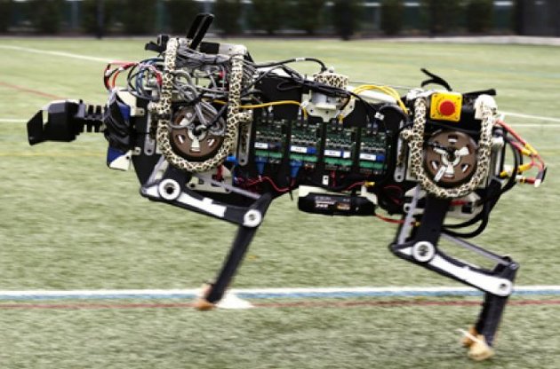 Мега быстрого робота-гепарда научили преодолевать препятствия