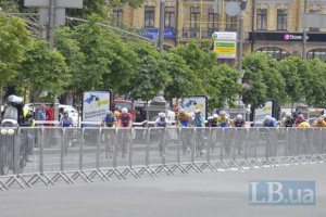 День Киева в столице: Софиевская площадь нарядилась в "летающие зонтики"