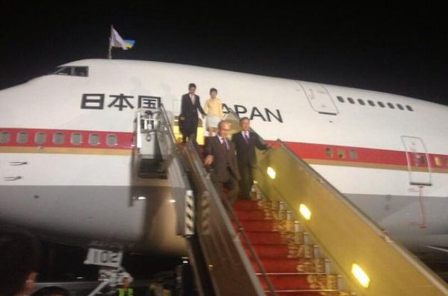 В Україну вперше прибув прем'єр-міністр Японії Сіндзо Абе
