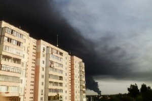 Над Киевом виден огромный столб дыма от пожара на нефтебазе