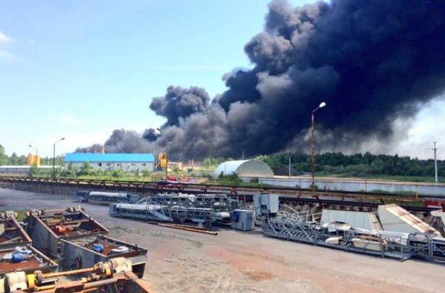 Число погибших при пожаре на нефтебазе под Киевом выросло до двух