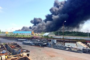 Число погибших при пожаре на нефтебазе под Киевом выросло до двух