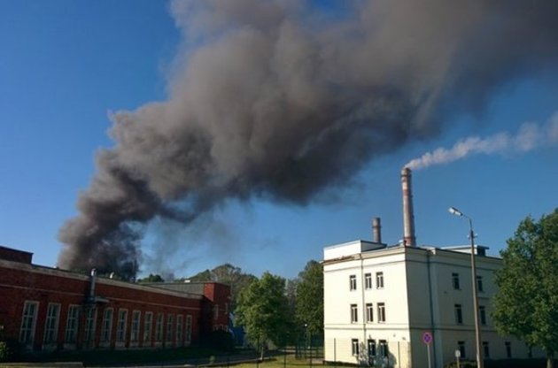 В Эстонии пылает завод, городу грозит химическое заражение