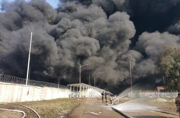 Пожар на нефтебазе в Василькове усилился – СМИ