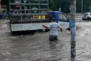 Потужна злива затопила Сімферополь