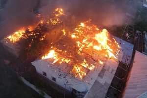 Пожар в Донецке после артобстрела сняли с беспилотника