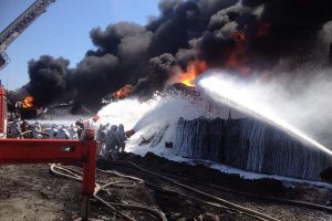 Опубликовано видео пенной атаки на горящую нефтебазу БРСМ