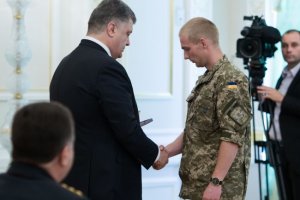 Порошенко нагородив героїв, які захищали зданий ним аеропорт в Донецьку