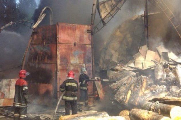 В Броварах потушили пожар на складе пенопласта