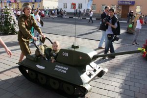 В Тамбове маленьких детей вывезли на парад в колясках-танках