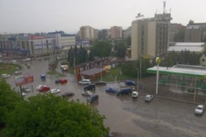 Злива у Чернівцях: затопило центральні вулиці міста