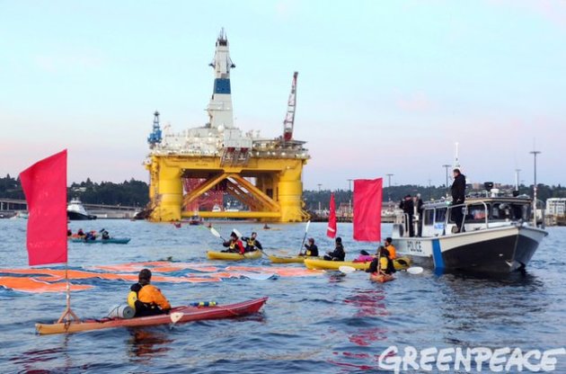 Екологи Greenpeace, утворивши "живий бар'єр", намагалися перешкодити бурінню нафти в Арктиці