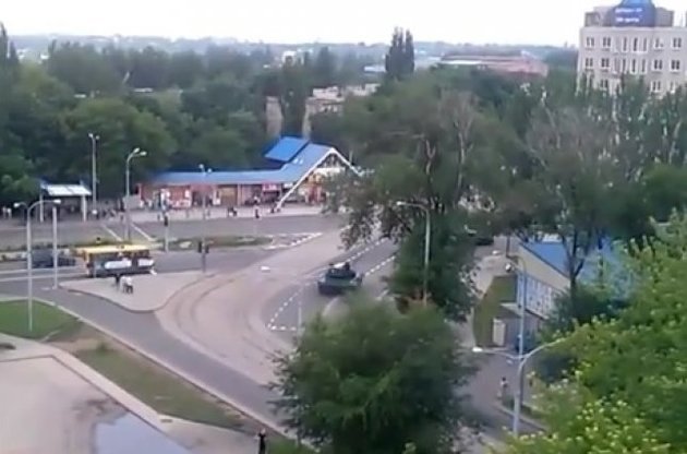 В сети появилось видео, как по Донецку ездят российские танки