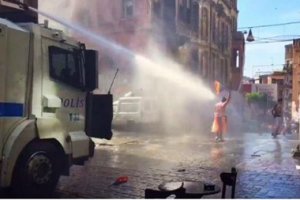 У Туреччині проти учасників гей-параду застосували газ і водомети