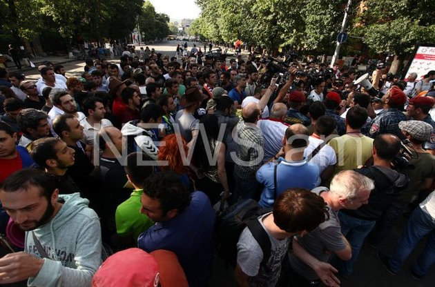 Протесты в Ереване: митингующие организовали шествие по улицам города