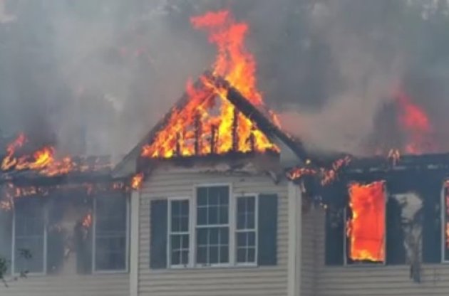 Дом, в который врезался самолет, загорелся