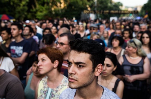 Протест в Ереване не утихает