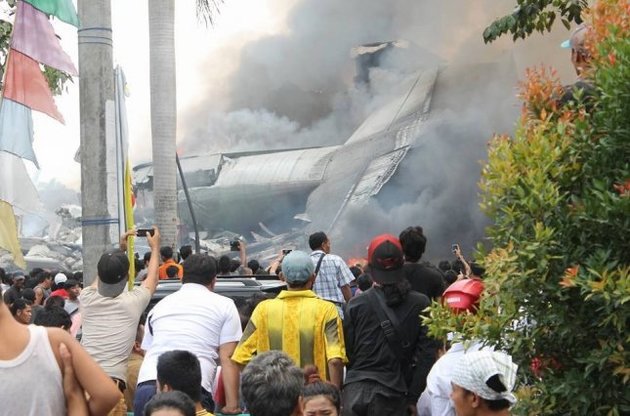 В Індонезії літак вибухнув над готелем: щонайменше 30 загиблих