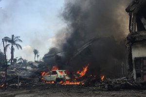 Упавший самолет в Индонезии снес половину дома