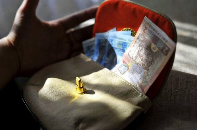 Реальные доходы украинцев сократились почти на четверть, а расходы увеличились