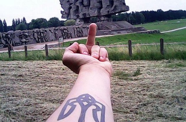 Украинца могут выдворить из Польши за оскорбительный жест на территории бывшего концлагеря "Майданек"