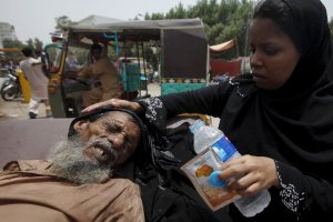 Жертвами аномальной жары в Пакистане уже стали 1330 человек