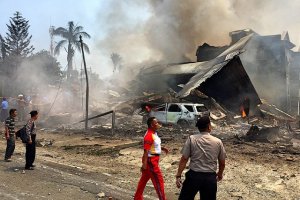 Число жертв катастрофы военного самолета в Индонезии достигло 142 человек