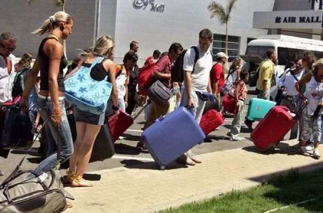 Туристы едут в Грецию с наличными. Иллюстрация