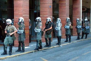 Греческая полиция применила светошумовые гранаты для разгона протестующих