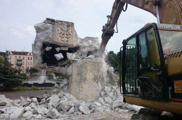 В Новой Суле снесли советско-польский памятник