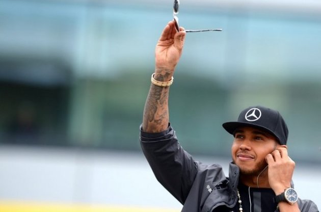 Хэмилтон снова уходит в отрыв