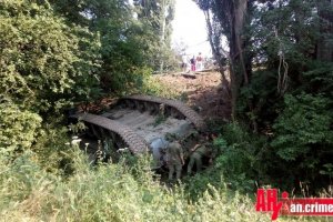 В окупованому Криму на трасі перекинувся танк