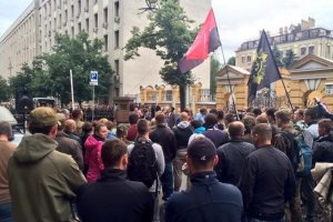 "Правый сектор" протестует на Банковой из-за перестрелки в Мукачево