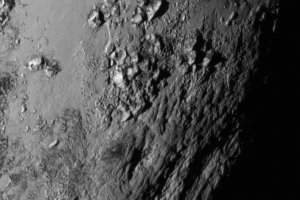 NASA опубликовало первое фото поверхности Плутона